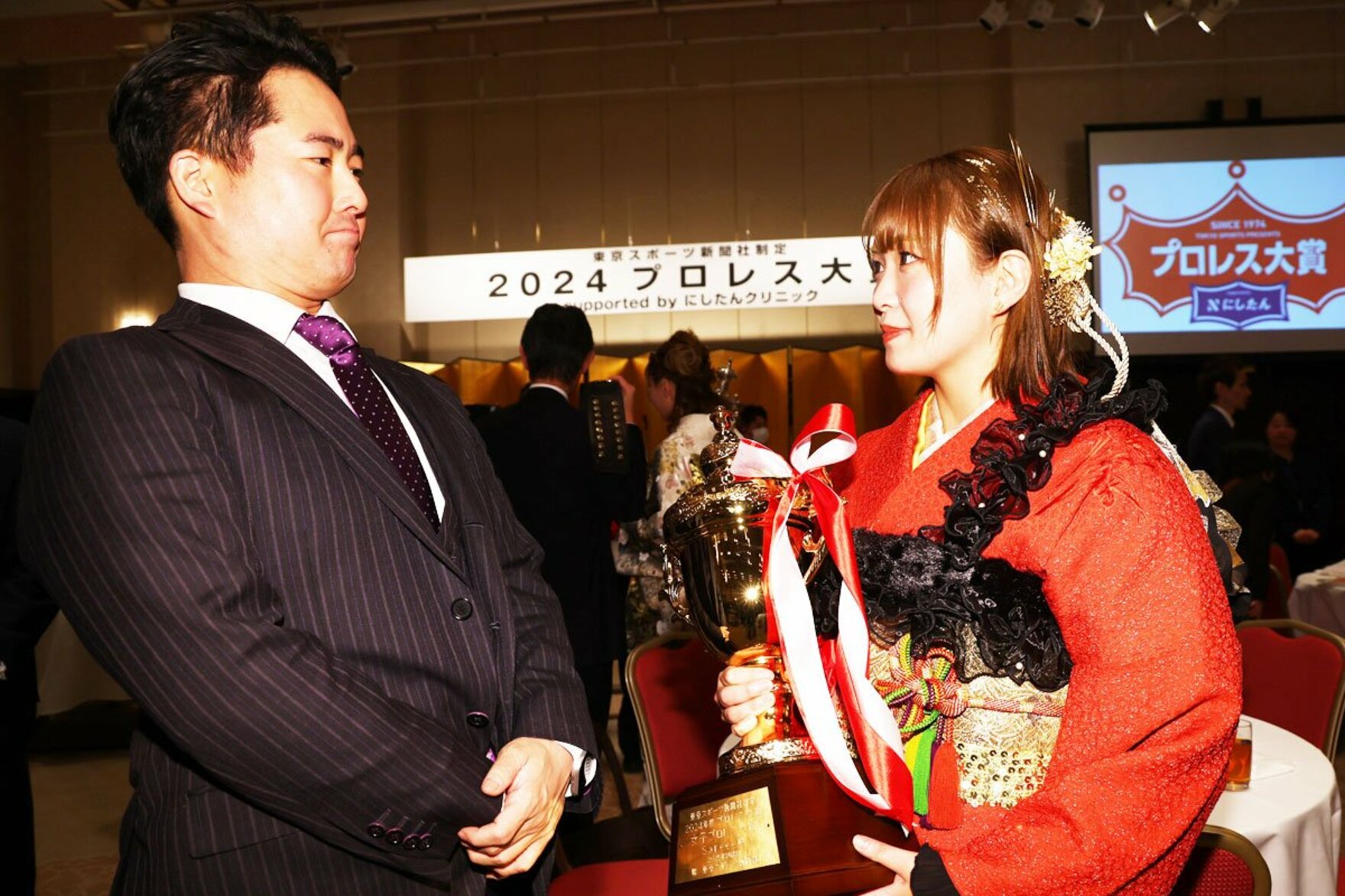 プロレス大賞授賞式で、スターダム・岡田太郎社長(左)に宣戦布告したSareee