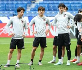 インドネシア戦に臨む（左から）佐藤龍之介、久保建英、鎌田大地