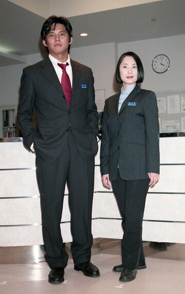ＴVシリーズ中の織田裕二(左)と深津絵里（1998年）