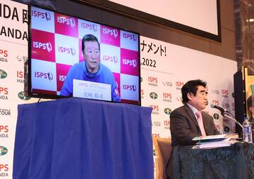  リモートで会見に参加したジャンボ尾崎。右は半田会長（東スポWeb）