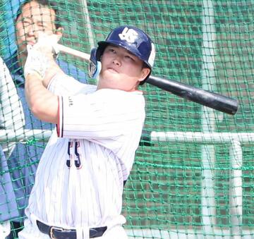 豪快なバッティングの村上宗隆