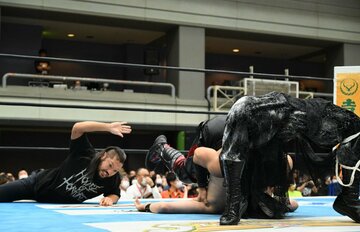 乱入しレフェリーのふりをするEVIL（左）
