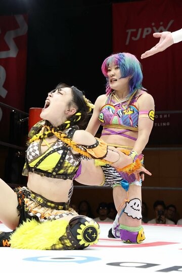 遠藤有栖（右）に攻められるHIMAWARI（東京女子プロレス提供）