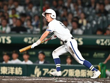 ５回、左前に勝ち越しタイムリーを放った霞ケ浦・村上聖