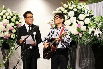  「神田川」をデュエットした五木ひろし(左)と南こうせつ（東スポWeb）