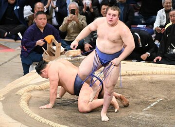 九州場所で豊昇龍(左)を破り、初優勝を決めた安青錦