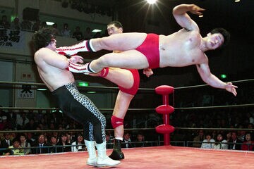 馬場の１６文キックと小橋のドロップ攻撃が冬木にヒット