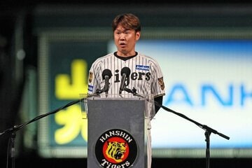 引退セレモニーであいさつする西勇輝