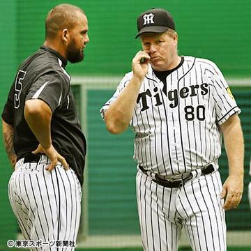 ゴメス（左）と話すオマリー氏