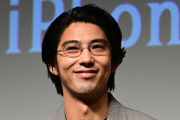 笑顔の賀来賢人