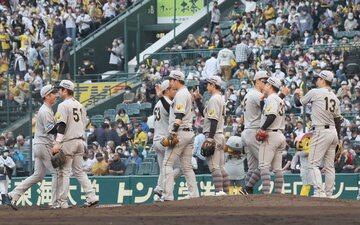  勝利を喜ぶ阪神ナイン（東スポWeb）