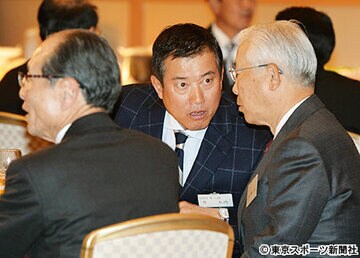 白石オーナー（右）と話す原監督