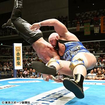バーニングハンマーでケニー（左）との激闘を制したエルガン
