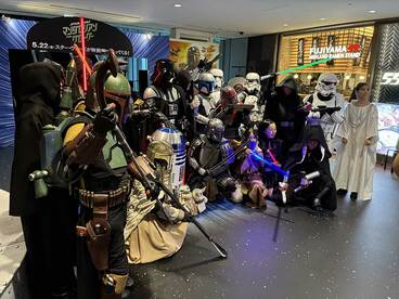 前夜祭にコスプレで集結した熱血ファン(©2026 Lucasfilm Ltd. & TM. All Rights Reserved.)