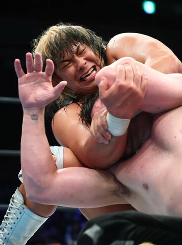 カラム・ニューマンを攻める大岩陵平