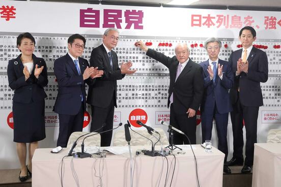 次々と当選が決まり活気あふれる自民党開票センター（代表撮影）