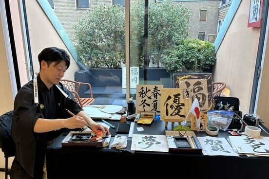ミラノに展開した「福岡ハウス」では、書道家によるパフォーマンスなども行われている