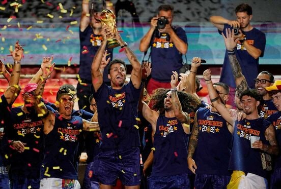 W杯で優勝したスペインの選手たち(ロイター)