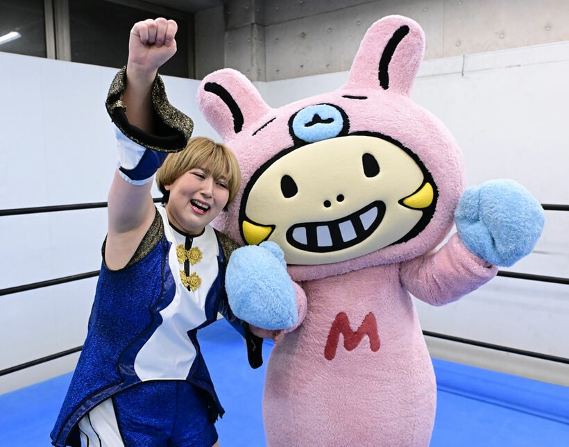 意気込みを語るミニモちゃんと桐生真弥（左）