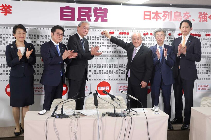 次々と当選が決まり活気あふれる自民党開票センター（代表撮影）