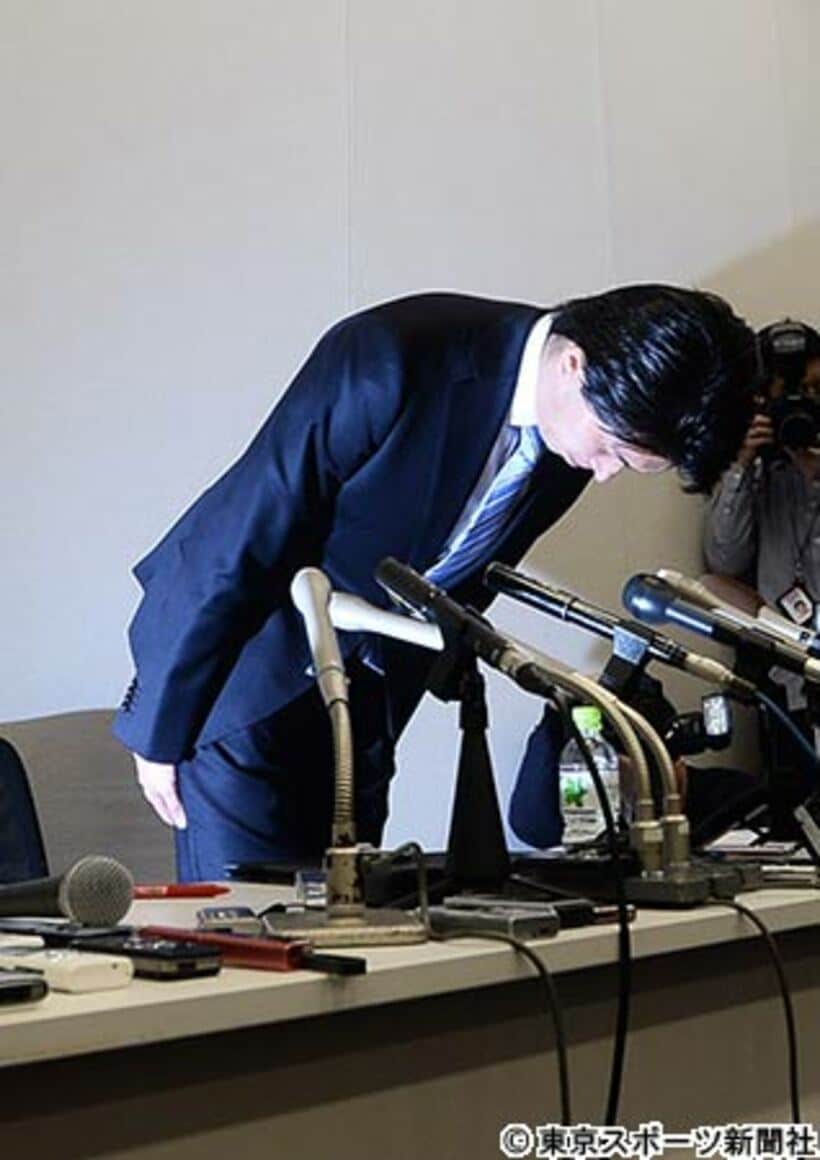 会見で頭を深々と下げる宮崎謙介衆院議員