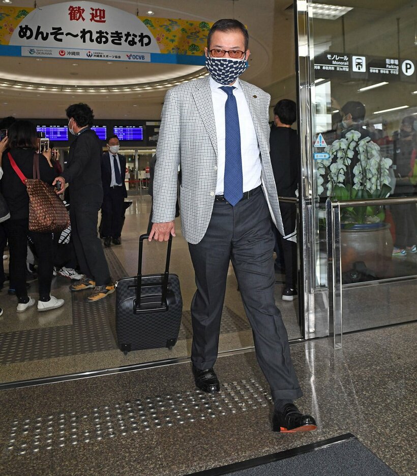  沖縄に到着した巨人・原監督（東スポWeb）