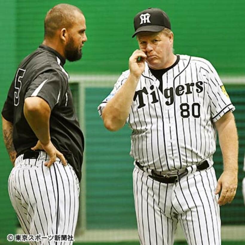 ゴメス（左）と話すオマリー氏