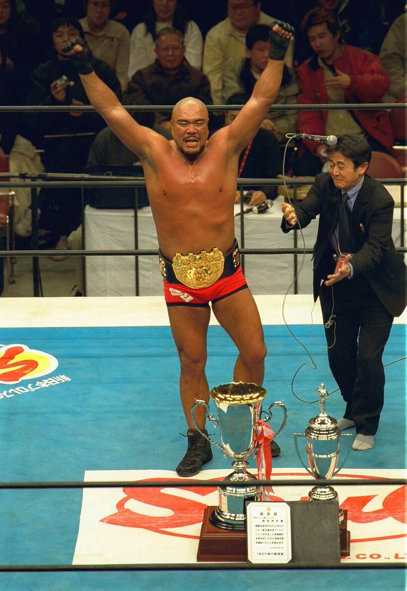 初戴冠に歓喜のポーズをとる安田