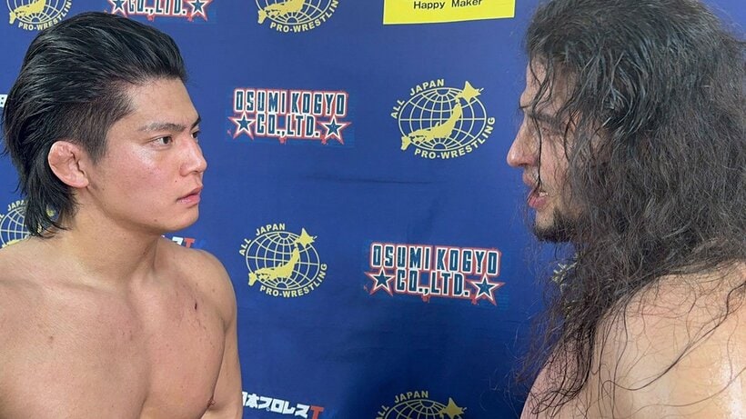 同じく３冠挑戦を狙う斉藤ジュン(右)と、試合後もにらみ合った安齊勇馬