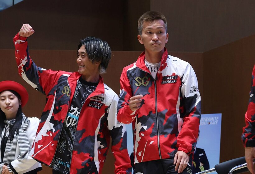 優勝戦出場者インタビューに登場した峰竜太(左)と西山貴浩