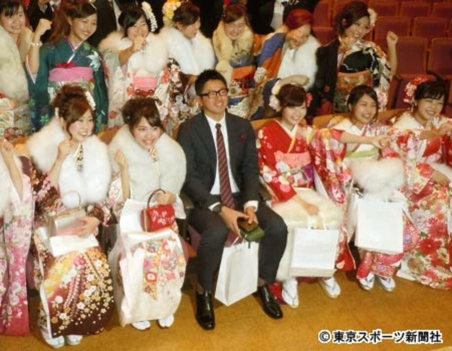 成人式に出席した浜田（前列中央）は晴れ着姿の友人たちに囲まれ、笑顔