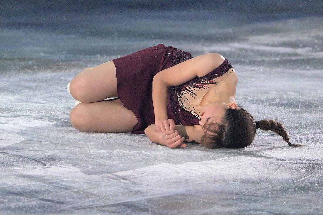 氷上に横たわる坂本花織