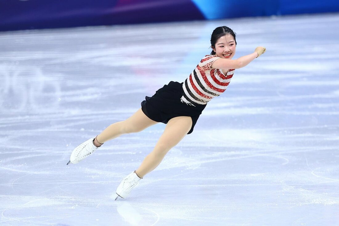 滑りながらも笑みをはじけさせる中井亜美