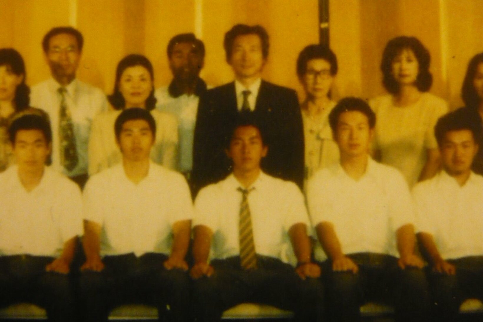 父・純一郎と部活の行事に参加する高校生の進次郎（真ん中、一列目）