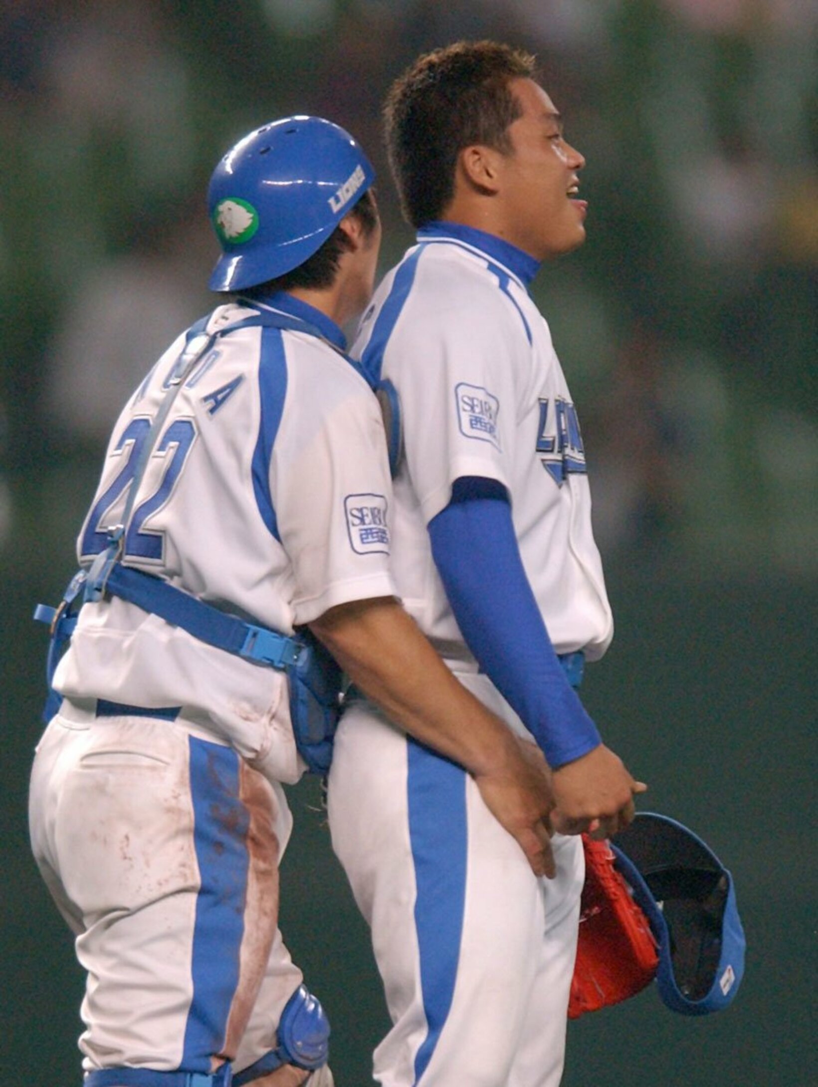 野田浩輔が張誌家さん（右）の股間にロータッチ（２００４年）