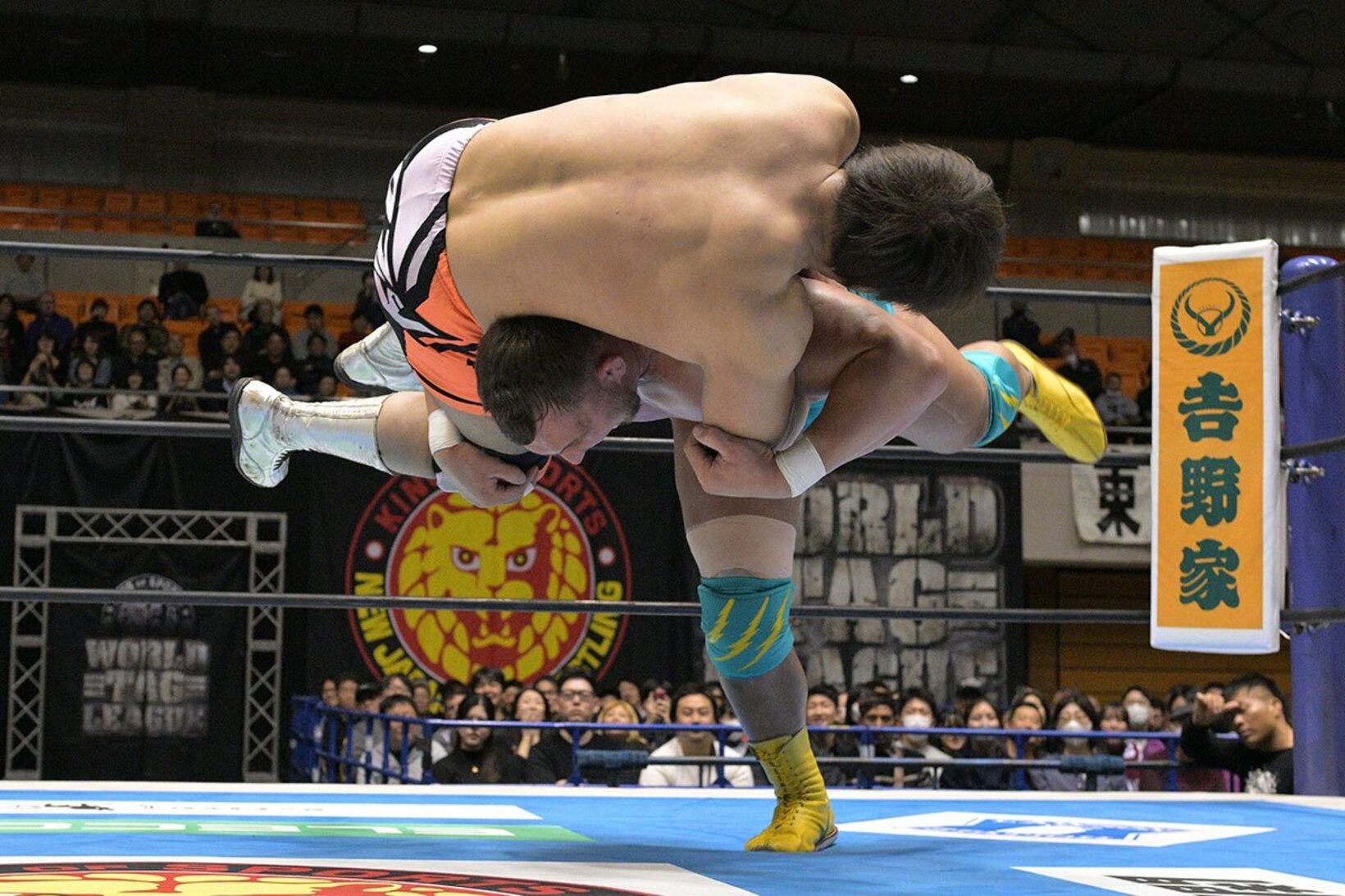 ベテラン・小島聡(中)を合体技で攻めたてる矢野通(下)とボルチン・オレッグ