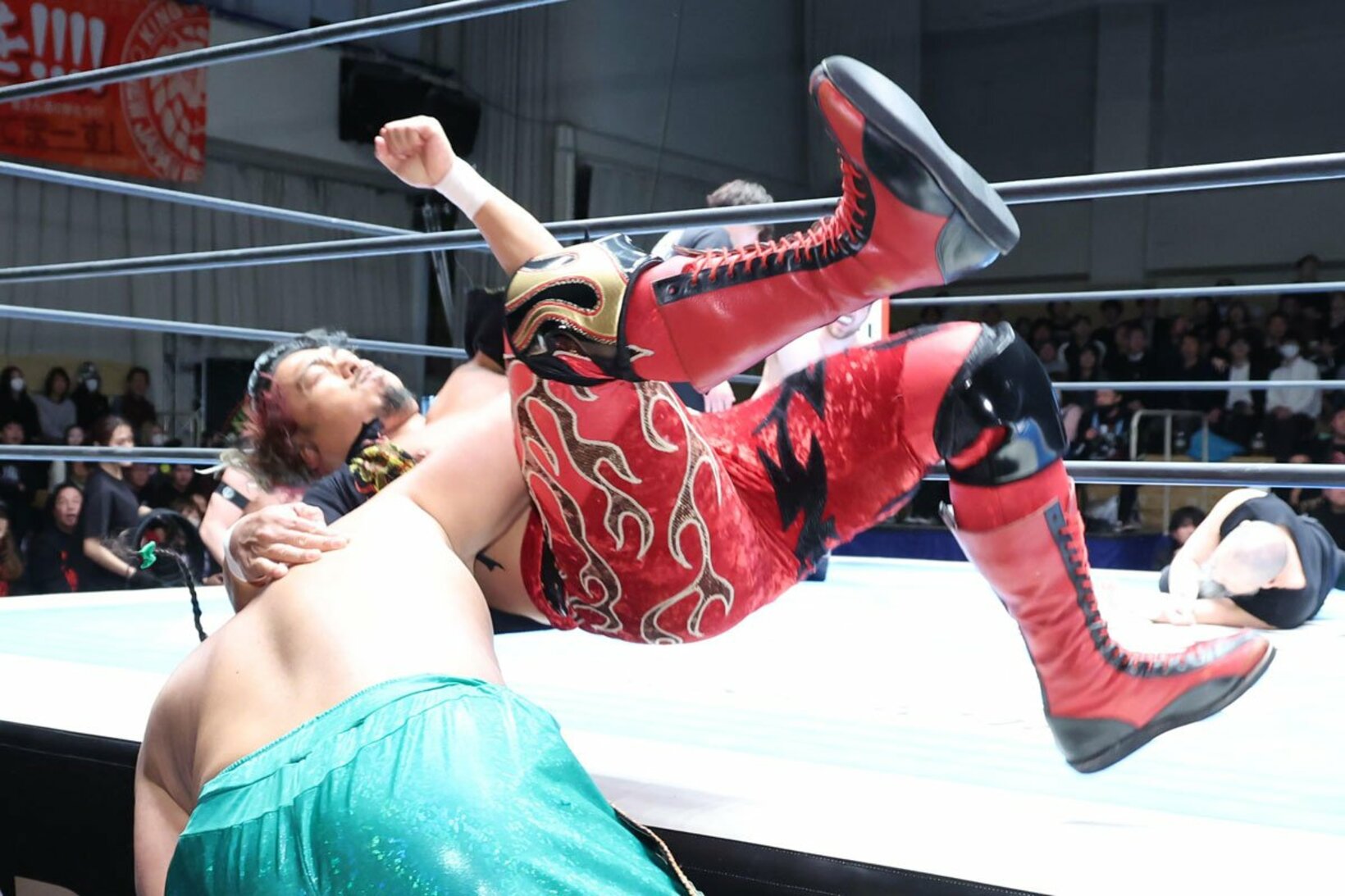 鷹木信悟を持ち上げリングに叩きつけるオーカーン