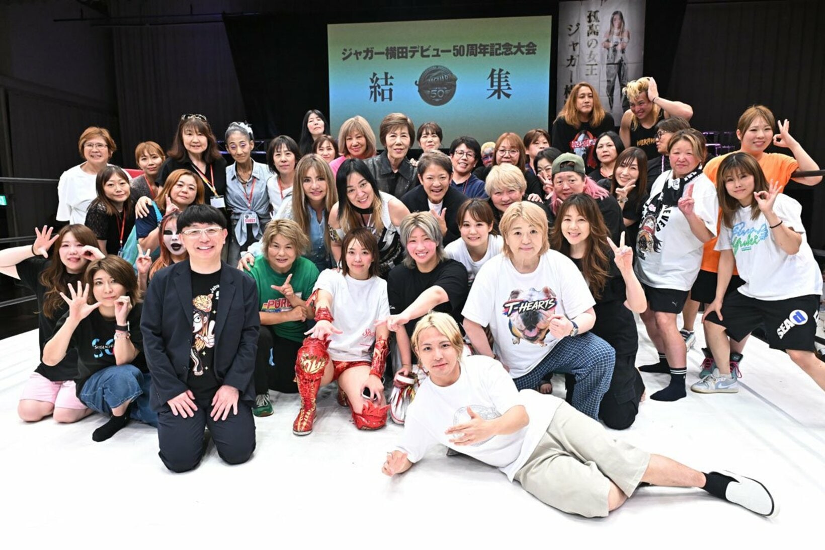 大会終了後、参戦した選手たちと記念撮影するジャガー横田