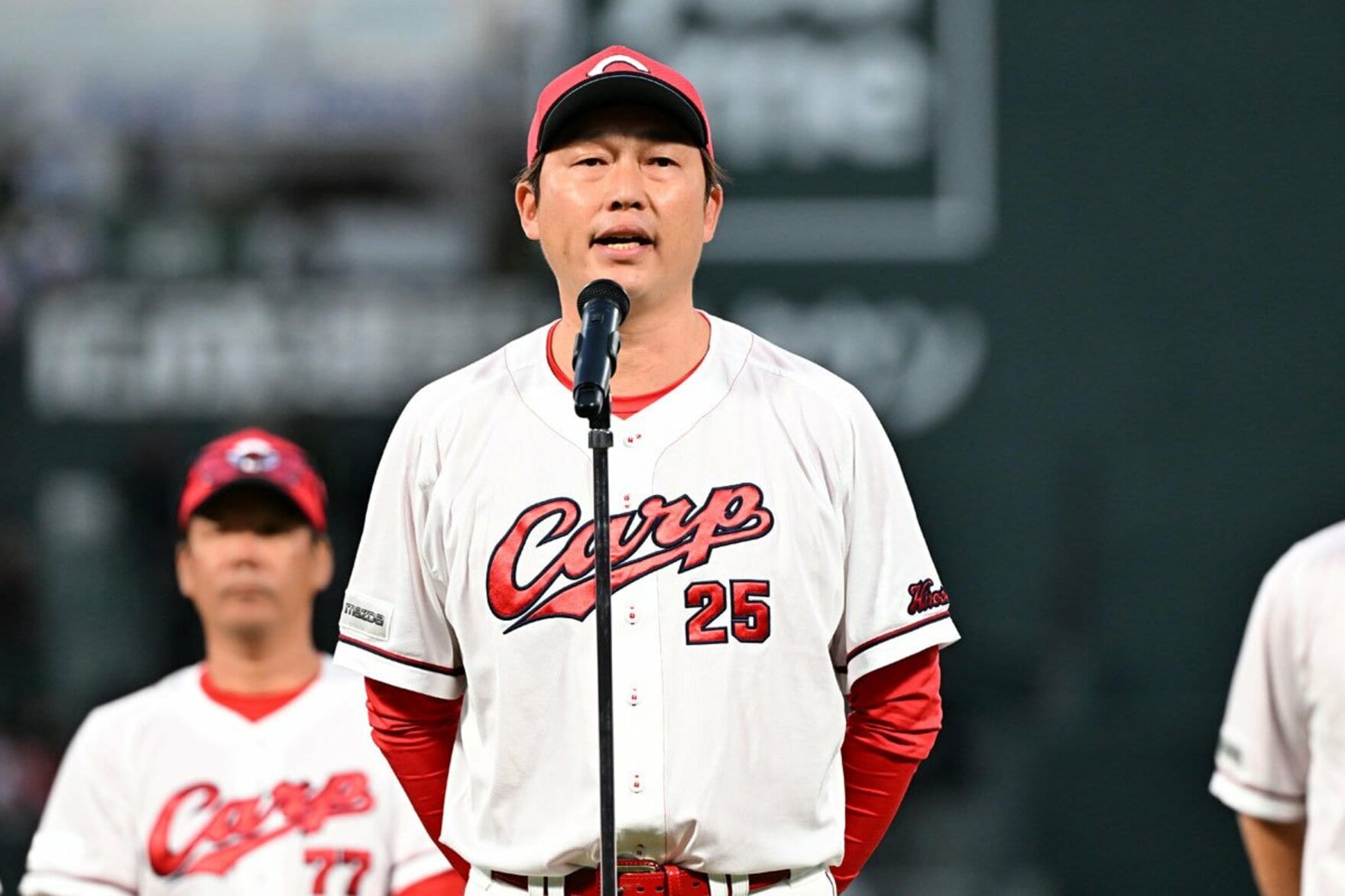 ホーム最終戦セレモニーであいさつする広島・新井監督　