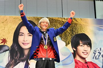 表彰後、ファンの声援にこたえて引き揚げる峰竜太