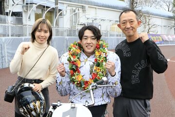 優勝した黒川京介（中央）と佐藤摩弥、若井友和