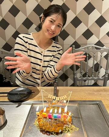 バースデーお好み焼きを前にする佐野ユリアさん