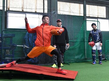  高岸(左)のトレーニングを見守る阪神・秋山(中)と相方・前田