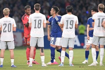 両チームの選手に送り出される吉田麻也（中）