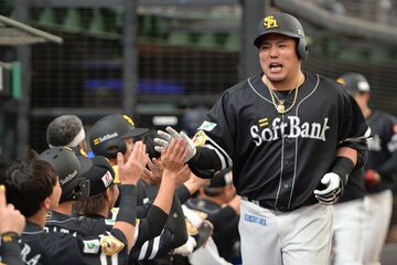 祝福を受ける山川穂高