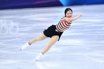 滑りながらも笑みをはじけさせる中井亜美