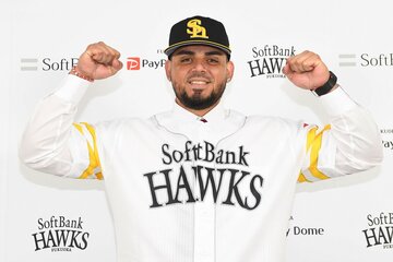 会見でポーズを決めるロベルト・オスナ