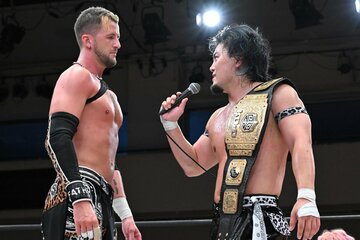 クリス・ブルックス（左）とにらみ合うMAO