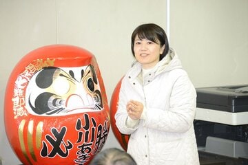 出陣式で決意を述べた小川晶氏