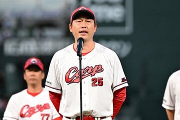 ホーム最終戦セレモニーであいさつする広島・新井監督　